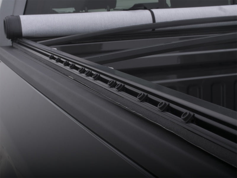 Lund 00-04 Dodge Dakota (5ft. Bed) Genesis Snap Tonneau Cover - Black